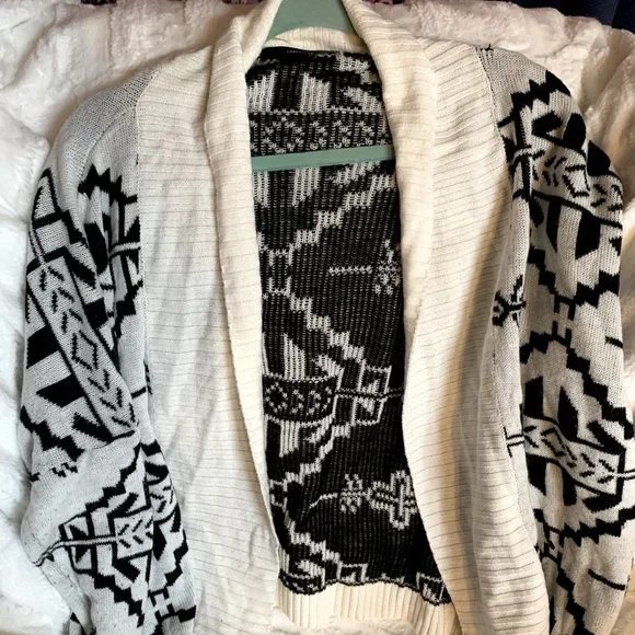 Aztec print cardigan ⭐️ - Picture 2 of 6